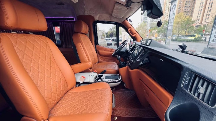 新疆包車費用與帶司機服務：靈活便捷的旅行選擇